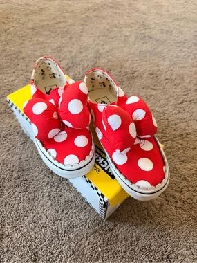 Minnie Mouse bow vans